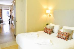 A bed or beds in a room at HomeySeville-Penthouse Cathedral Tomas de Ibarra St 6 pax, Parking Optional