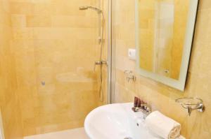 A bathroom at HomeySeville-Penthouse Cathedral Tomas de Ibarra St 6 pax, Parking Optional Még 35 kép