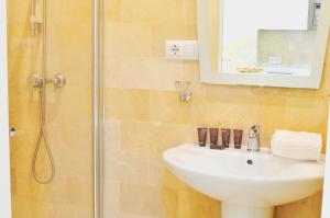 A bathroom at HomeySeville-Penthouse Cathedral Tomas de Ibarra St 6 pax, Parking Optional