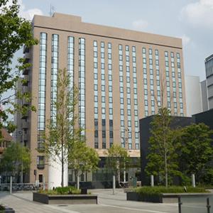 un gran edificio marrón con muchas ventanas en CYPRESS HOTEL Nagoya-eki Mae, en Nagoya