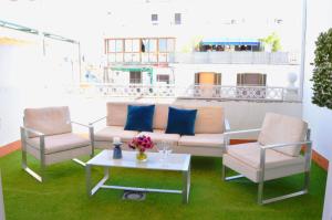 A seating area at HomeySeville-Penthouse Cathedral Tomas de Ibarra St 6 pax, Parking Optional