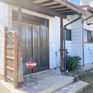 uma porta da frente de uma casa com uma garagem em mooi 宮町 em Aizuwakamatsu