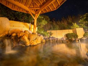 平戸市にある大江戸温泉物語 ホテル蘭風の岩と屋根の水流
