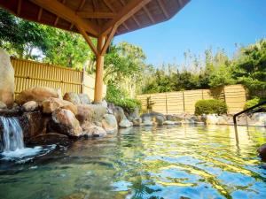 平戸市にある大江戸温泉物語 ホテル蘭風の滝岩の水のプール