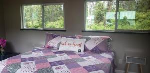 a bedroom with a bed with a pillow on it at Paradise greenland in Pahoa