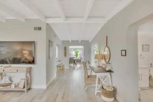 uma sala de estar branca com uma mesa e cadeiras em Premium and Charming Fully Equipped Beach House em St. Pete Beach