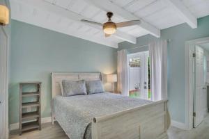um quarto com uma cama e uma ventoinha de tecto em Premium and Charming Fully Equipped Beach House em St. Pete Beach