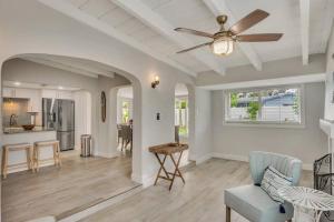 uma sala de estar com uma ventoinha de tecto e uma mesa em Premium and Charming Fully Equipped Beach House em St. Pete Beach