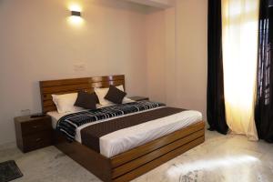 Llit o llits en una habitació de Hotel Tso Pema Inn
