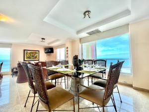 uma sala de jantar com mesa e cadeiras em Encantador departamento frente al mar con WIFI em Tonsupa