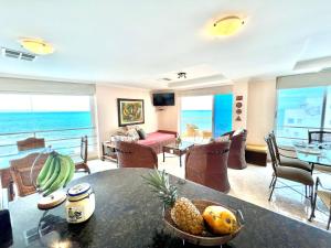 トンスパにあるEncantador departamento frente al mar con WIFIの果物が置かれたテーブルのあるリビングルーム +42枚の写真