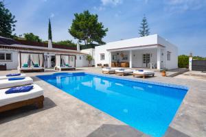 una piscina en el patio trasero de una casa en Villa in Ibiza Town with private pool, sleeps 10, en Sant Rafel de sa Creu