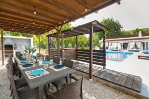 サン・ラファエル・デ・サ・クレウにあるVilla in Ibiza Town with private pool, sleeps 10のパティオ(テーブル、椅子付)、プールが備わります。