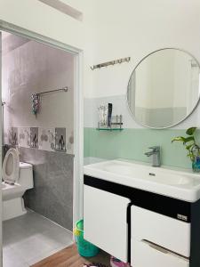 a bathroom with a sink and a mirror at Leo's Homestay Phan Rang in Phan Rang