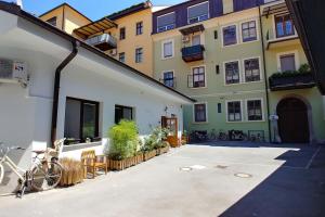 un edificio con biciclette parcheggiate in un cortile di Goodlebang, 3 bed room apartment, Center Ljubljana a Lubiana