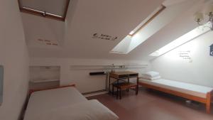 Zimmer mit 2 Betten und einem Schreibtisch. in der Unterkunft Goodlebang, 3 bed room apartment, Center Ljubljana in Ljubljana