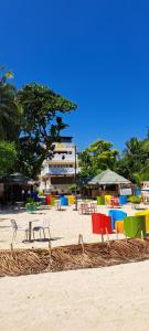 una spiaggia con sedie e tavoli nella sabbia di In Dai Aquasports and Beach Resort a Isola di Bantayan