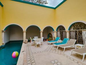Bazén v ubytování Casona 66 Merida Boutique Hotel nebo v jeho okolí