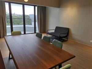 una sala de conferencias con mesa de madera y sillas en 80 Colonie Fraser's Hill, en Bukit Fraser