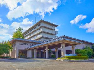 un edificio con un parcheggio di fronte di Yukai Resort Premium Seiunkaku ad Awara