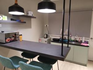 uma cozinha com uma mesa e duas cadeiras azuis em 80 Colonie Fraser's Hill em Bukit Fraser