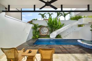 スミニャックにあるEight Palms Villa Seminyak by Ini Vie Hospitalityの時計付きの家