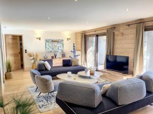 a living room with a blue couch and a tv at Appartement Montvalezan-La Rosière, 5 pièces, 8 personnes - FR-1-275-186 in La Rosière