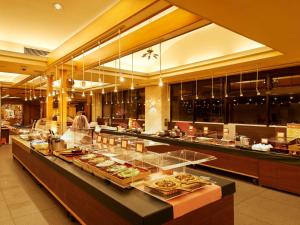 ein Buffet in einem Restaurant mit ausgestellten Speisen in der Unterkunft Yukai Resort Premium Seiunkaku in Awara