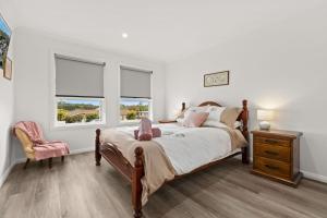 Una cama o camas en una habitación de Libbity's at The Point by Experience Jervis Bay