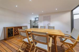 Galería fotográfica de One Bay Residence Unit 15 - Penthouse with private roof top, jacuzzi and sea view en Grand Baie
