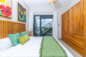 Ένα ή περισσότερα κρεβάτια σε δωμάτιο στο One Bay Residence Unit 15 - Penthouse with private roof top, jacuzzi and sea view