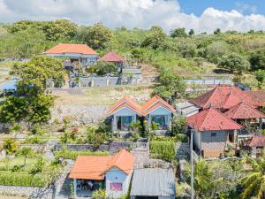 een uitzicht op een huis met rode daken bij Sekar Penida Cottages in Nusa Penida