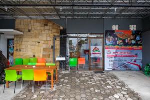 a table and chairs in front of a building at RedDoorz Hostel near Lawang Sewu Semarang in Kalibanteng-lor