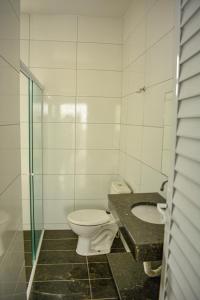 卡波布里奥AP perto da Praia do Forte Cabo Frio的带马桶和水槽的浴室 更多36张照片