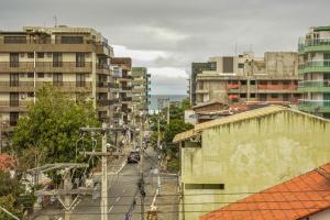 卡波布里奥AP perto da Praia do Forte Cabo Frio的享有高楼城市街道的上方景色