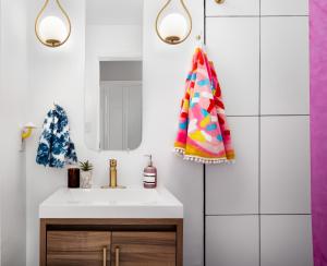 Koupelna v ubytování Eclectic Mid Century Modern 3BD/3BA with *Hot Tub* + 29 fotografií