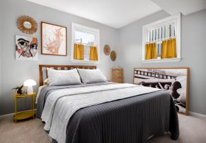 Postel nebo postele na pokoji v ubytování Eclectic Mid Century Modern 3BD/3BA with *Hot Tub*