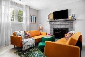 TV a/nebo společenská místnost v ubytování Eclectic Mid Century Modern 3BD/3BA with *Hot Tub*