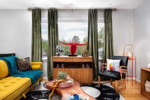 Posezení v ubytování Eclectic Mid Century Modern 3BD/3BA with *Hot Tub*