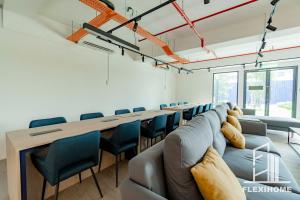 雪邦KLIA-KLIA 2, Comfy Studio, Horizon Suites Sepang-Dengkil by Flexihome-MY的有一张长桌和椅子的会议室 更多37张照片