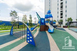 雪邦KLIA-KLIA 2, Comfy Studio, Horizon Suites Sepang-Dengkil by Flexihome-MY的建筑物前的游乐场