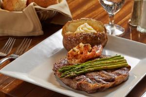 un plato de comida con un filete y espárragos en Zia Park Casino, Hotel, & Racetrack, en Hobbs