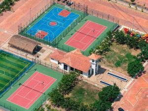 Tenis a/nebo squash v ubytování Apartamento en Ricaurte para descansar y disfrutar nebo okolí