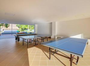 Stolní tenis v ubytování Apartamento en Ricaurte para descansar y disfrutar nebo okolí