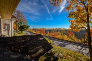 a house with a view of the fall foliage at Niagara River&Gorgeview Manor-10MinsWalkToFalls in Niagara Falls