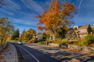 un coche conduciendo por una carretera con casas en Niagara River&Gorgeview Manor-10MinsWalkToFalls en Niagara Falls