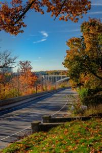 eine leere Straße mit einer Brücke in der Ferne in der Unterkunft Niagara River&Gorgeview Manor-10MinsWalkToFalls in Niagara Falls