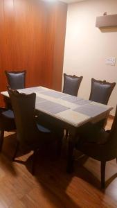 uma sala de conferências com mesa e cadeiras em Anand Kanan em Varanasi