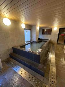 Bazén v ubytování 男性限定 サウナ&カプセル&ジム&岩盤浴&漫画 ミナミ立川 Men Only Sauna,Capsule,Gym,Bedrock Bath,Comic Minami Tachikawa nebo v jeho okolí
