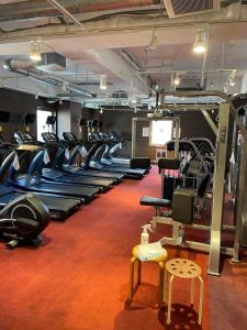 Fitness centrum a/nebo fitness zařízení v ubytování 男性限定 サウナ&カプセル&ジム&岩盤浴&漫画 ミナミ立川 Men Only Sauna,Capsule,Gym,Bedrock Bath,Comic Minami Tachikawa